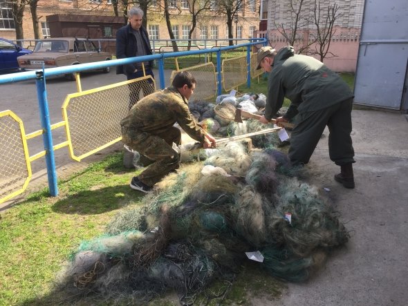 На Волині сокирою порубали сотні знарядь «рибних» браконьєрів 