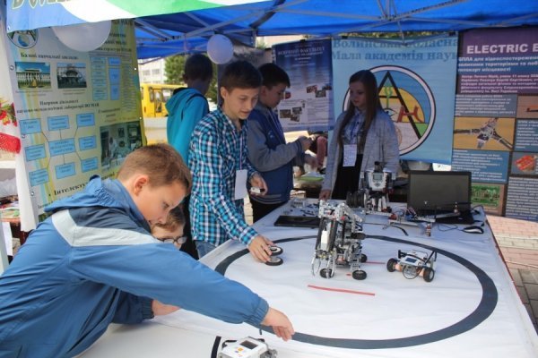 На Театральному майдані лучан навчали правил безпеки та проводили експерименти. ФОТО