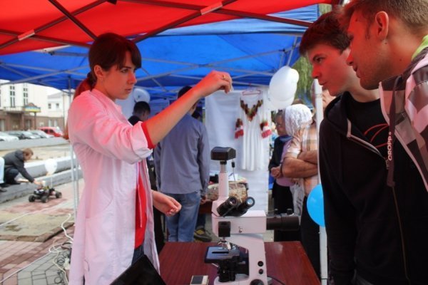 На Театральному майдані лучан навчали правил безпеки та проводили експерименти. ФОТО