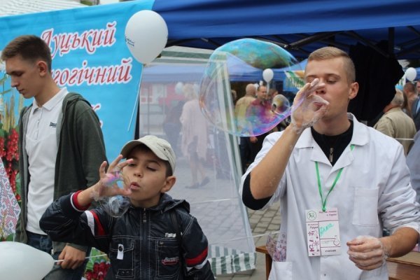 На Театральному майдані лучан навчали правил безпеки та проводили експерименти. ФОТО