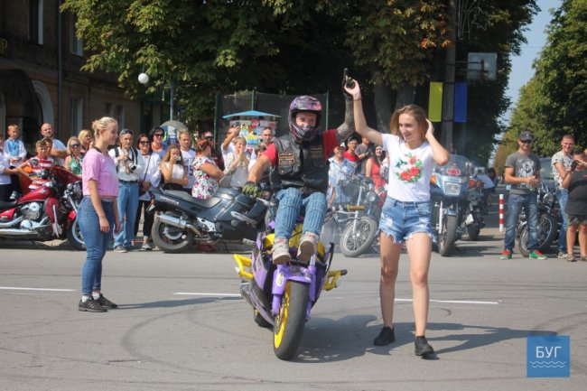 Рев моторів і вражаючі трюки: на Волині з'їхалися байкери. ФОТО