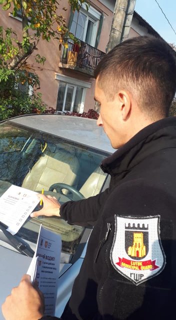  У Луцьку порушників паркування «лякали» листівками. ФОТО