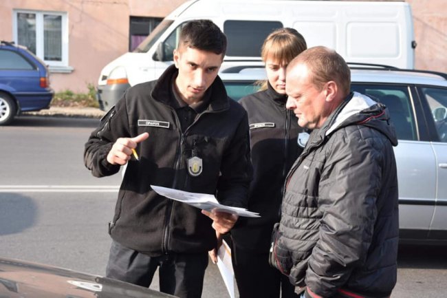  У Луцьку порушників паркування «лякали» листівками. ФОТО