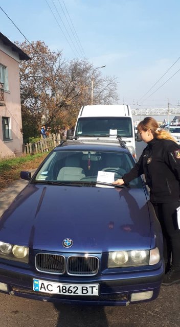  У Луцьку порушників паркування «лякали» листівками. ФОТО