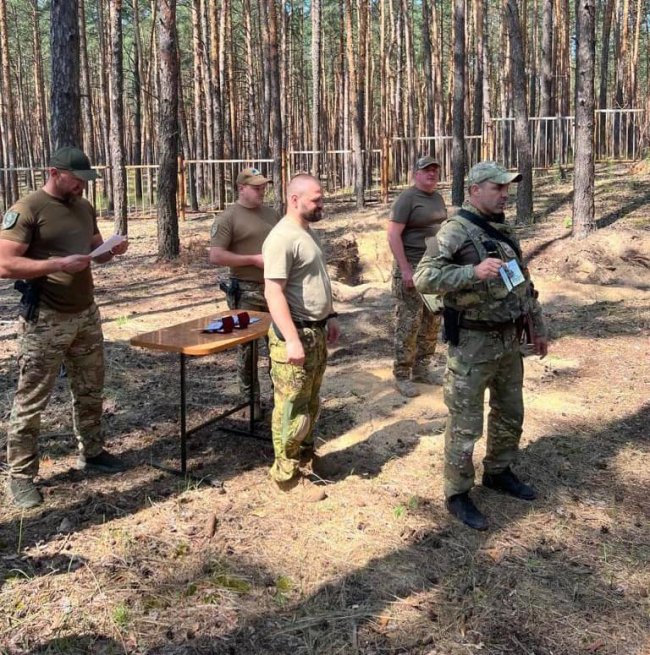 Волинські поліцейські-добровольці отримали відзнаки в зоні бойових дій. ФОТО