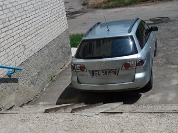 «Постав нормально машину»: у Луцьку автоандон заблокував пандус. ФОТО