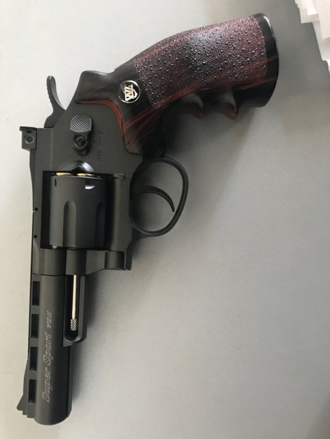 На «Ягодині» митники вилучили у чоловіка пістолет