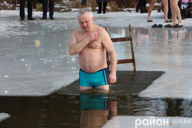 Поліцейські, депутати і підприємці: хто у крижану купіль волинського озера пірнав. ФОТО