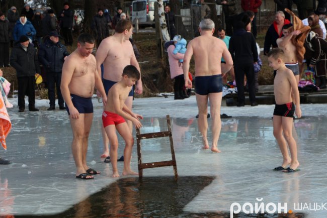 Поліцейські, депутати і підприємці: хто у крижану купіль волинського озера пірнав. ФОТО