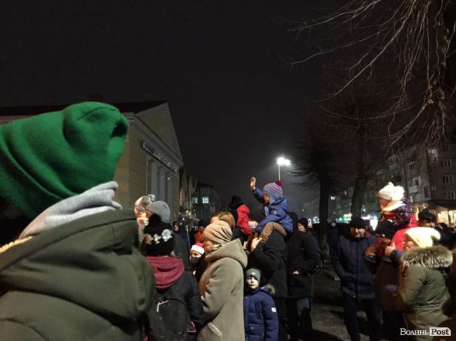 У Ковелі засвітили вогні головної ялинки міста. ФОТО