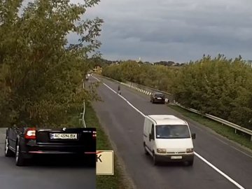 Чоловік викидав сміття у лісі під Луцьком. ВІДЕО