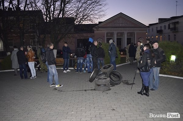 У Луцьку під міськраду знесли шини. Під виборчим округом - десятки активістів. ВІДЕО. ФОТО