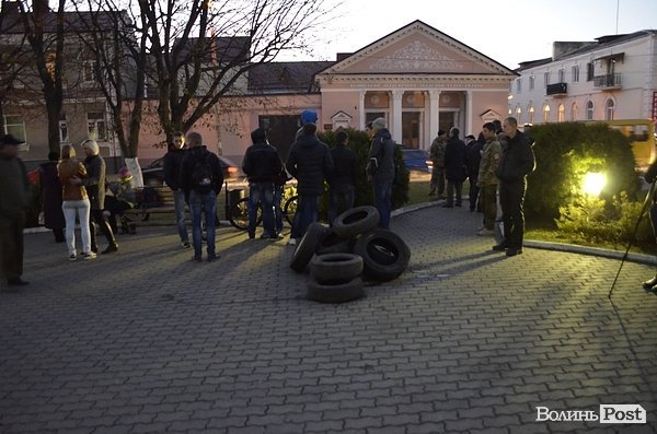 У Луцьку під міськраду знесли шини. Під виборчим округом - десятки активістів. ВІДЕО. ФОТО