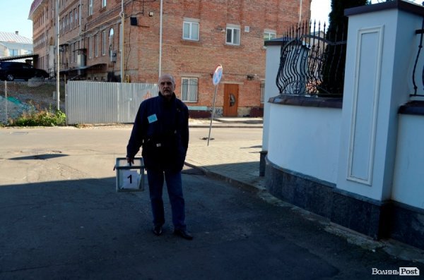 Лучани активно голосують вдома. ФОТО