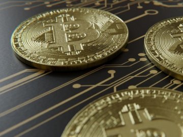 У Польщі священник за пожертви прихожан купував криптовалюту