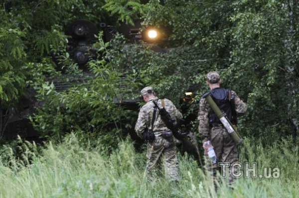Терористи розташувались в окопах та сховали БМП у хащах. ФОТО