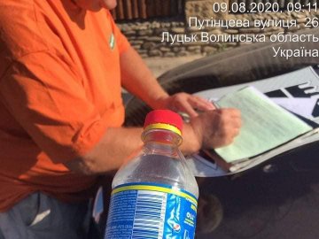 У Луцьку викрили підпільну точку продажу сурогату.  ФОТО