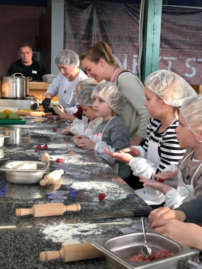 У «Промені» дітям влаштували смачне кольорове свято*