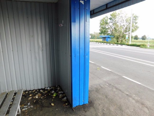 На Волині нову автобусну зупинку використовують, як туалет