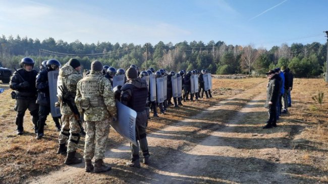 Через ситуацію з білоруськими мігрантами на волинському кордоні почалися військові навчання. ФОТО