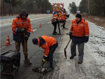 Волинські дорожники взялися латати ями. ФОТО