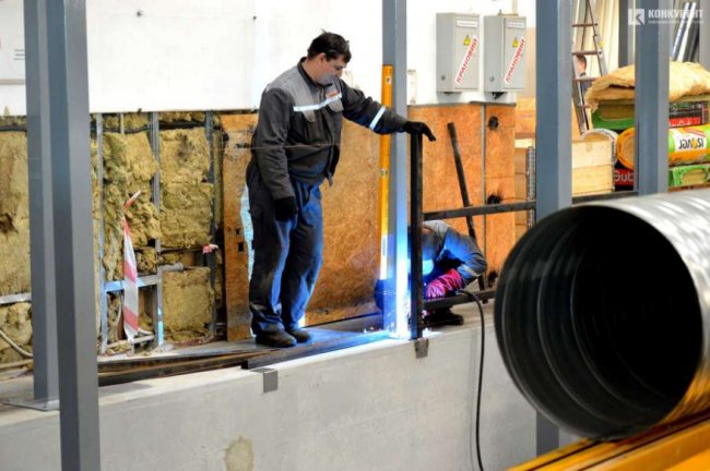 Луцьким школярам показали, як працює великий місцевий завод. ФОТО