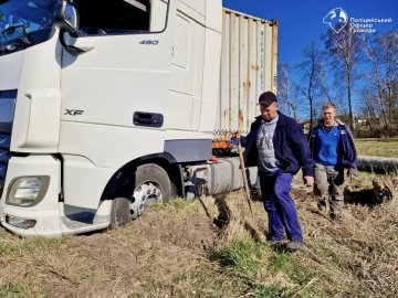 На Волині фура загрузла на узбіччі і перекрила рух через міст