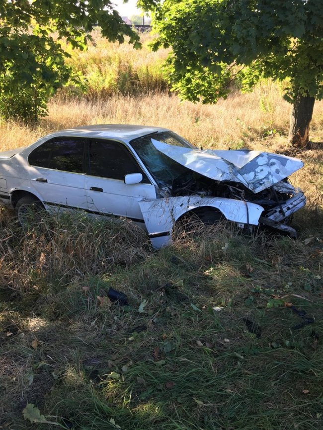 Поблизу Луцька водій на BMW  в'їхав у дерево. ФОТО