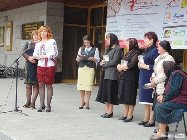 У День матері лучани подякували матерям героїв Небесної Сотні. ФОТО