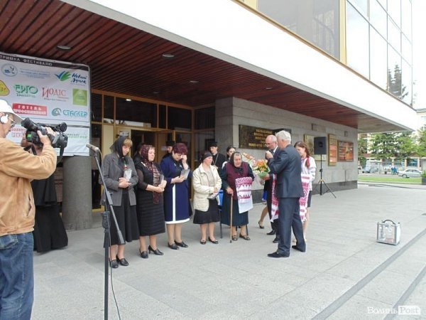 У День матері лучани подякували матерям героїв Небесної Сотні. ФОТО