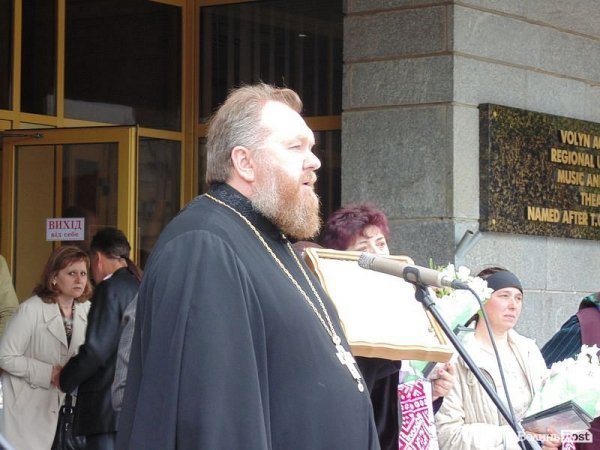 У День матері лучани подякували матерям героїв Небесної Сотні. ФОТО