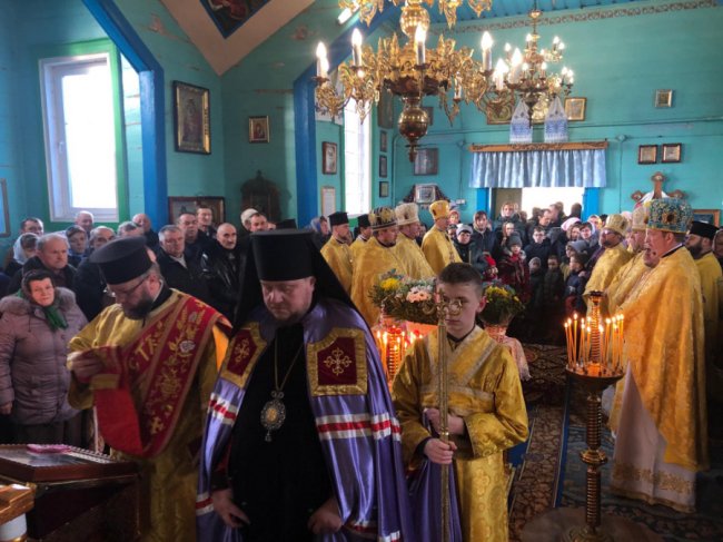 У Сусвалі, де понад рік не вщухали церковні баталії між УПЦ (МП) та ПЦУ, відбулася перша служба. ФОТО