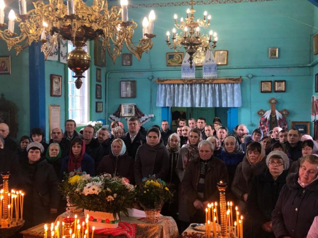 У Сусвалі, де понад рік не вщухали церковні баталії між УПЦ (МП) та ПЦУ, відбулася перша служба. ФОТО