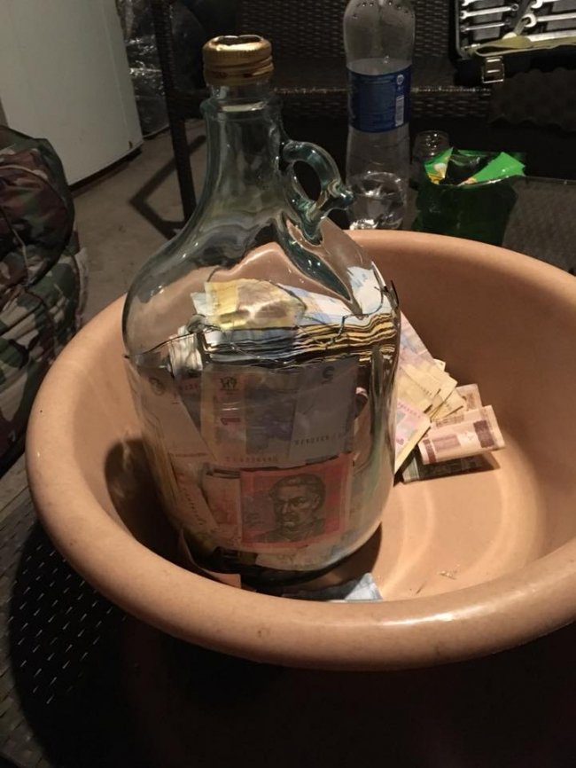 Гроші з легендарного бутля луцького кафе віддали для онкохворої коханої фотографа