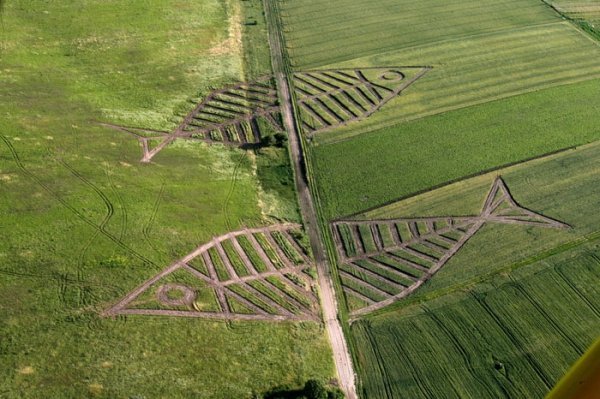 Польща й Україна. Цю частину кордону між двома європейськими державами щороку прикрашають перед проведенням місцевого фестивалю мистецтв (Фестиваль ленд-арт)