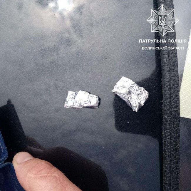 У Луцьку патрульні зупинили водія-порушника та виявили в автомобілі зброю та наркотики. ФОТО