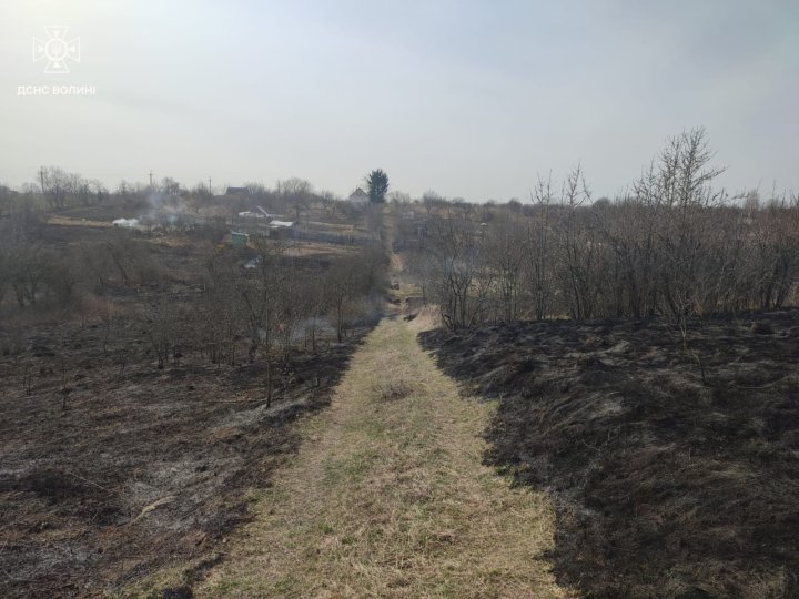 Біля Луцька рятувальники гасили пожежу і виявили палійку