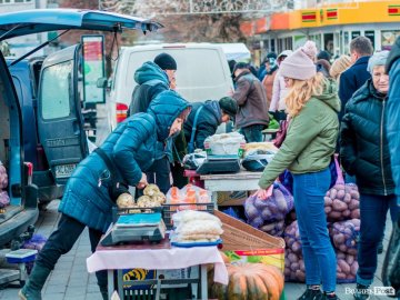 Мед, шпинат і ковбаса: у центрі Луцька – сільський ярмарок. ФОТО