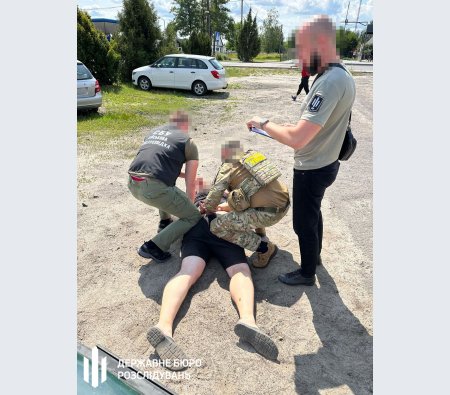 Планував продавати фейкові медичні довідки: на Волині затримали правоохоронця