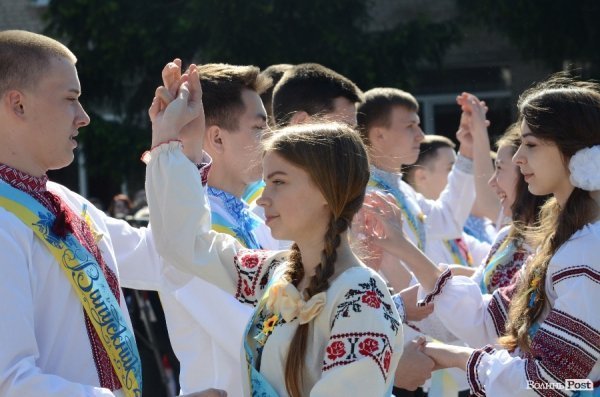 У Луцьку - останній дзвінок для школярів. ФОТО