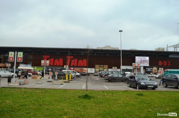 Біля «Там Таму» буде платна парковка. ФОТО