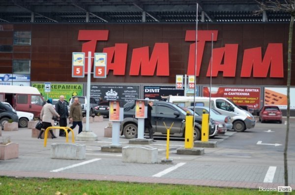 Біля «Там Таму» буде платна парковка. ФОТО