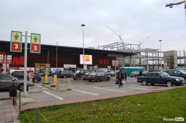 Біля «Там Таму» буде платна парковка. ФОТО