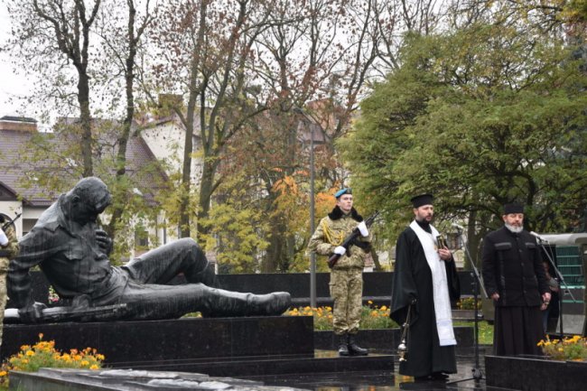 Пам'ять, спогади і квіти: у Луцьку вшанували жертв Другої світової війни