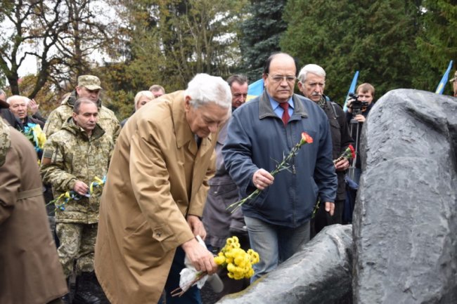 Пам'ять, спогади і квіти: у Луцьку вшанували жертв Другої світової війни