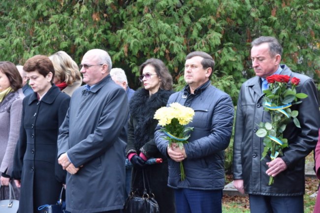 Пам'ять, спогади і квіти: у Луцьку вшанували жертв Другої світової війни