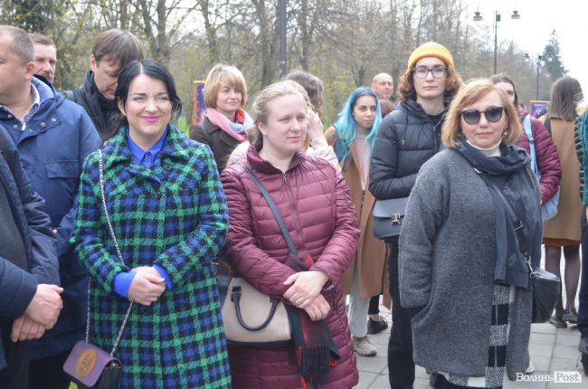 У луцькому парку «оселилися» велетенська риба, кінь і мавки. ФОТО