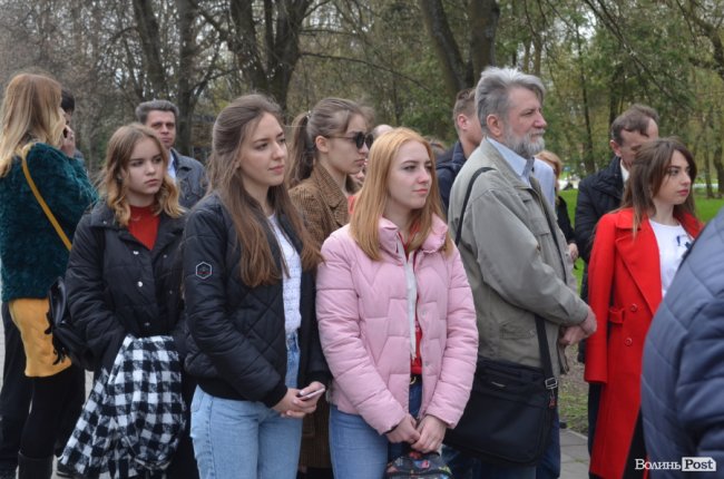 У луцькому парку «оселилися» велетенська риба, кінь і мавки. ФОТО