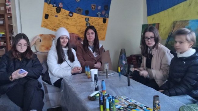 На Волині діти розмальовують гільзи та уламки ракет. ФОТО