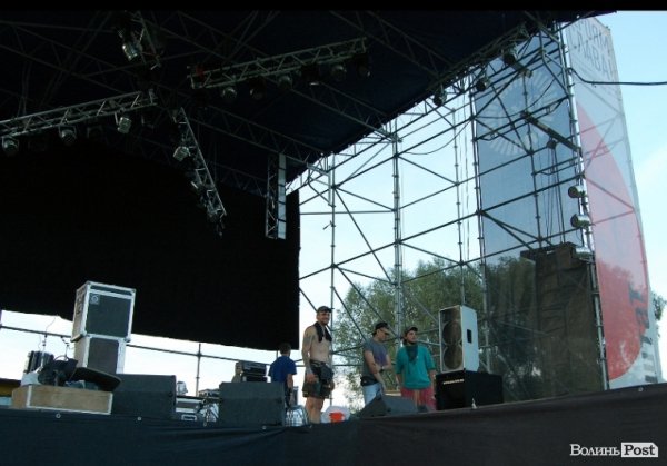 Сцена майже готова, але роботи ще не бракує